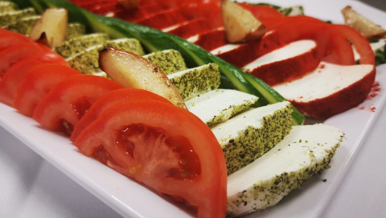 Frischkäseterrine mit Tomaten und Gurken, © Lebens.Med Zentrum Bad Erlach